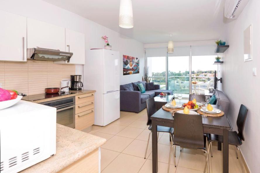 פרוטאראס Laila - Coralli Beachfront Apartment מראה חיצוני תמונה
