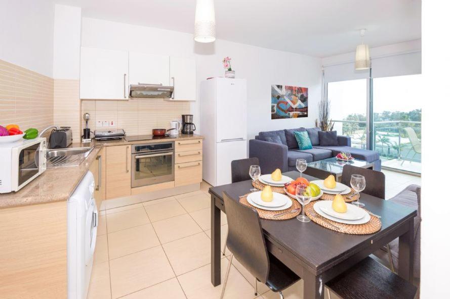 פרוטאראס Laila - Coralli Beachfront Apartment מראה חיצוני תמונה