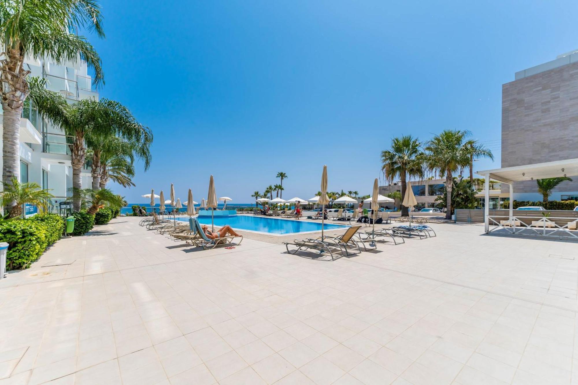 פרוטאראס Laila - Coralli Beachfront Apartment מראה חיצוני תמונה
